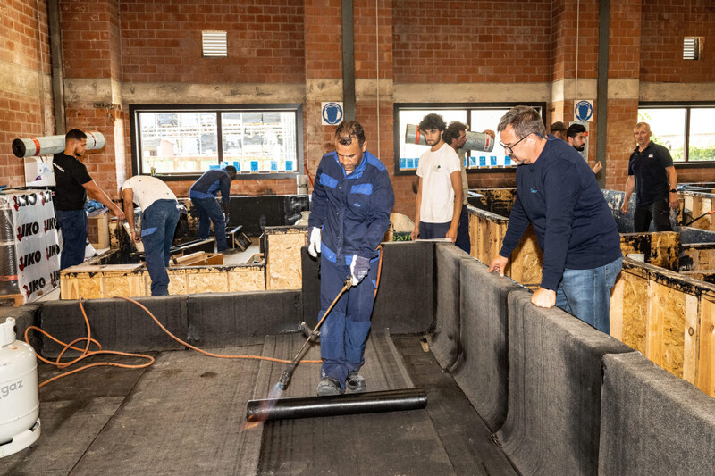 Man krijgt opleiding hoe je roofing bevestigt in klaslokaal van VDAB
