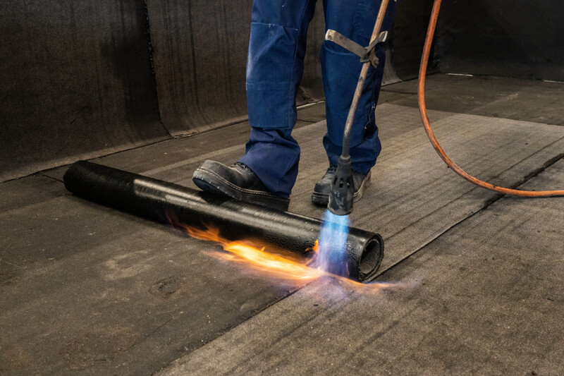 Dakdekker legt nieuwe roofing