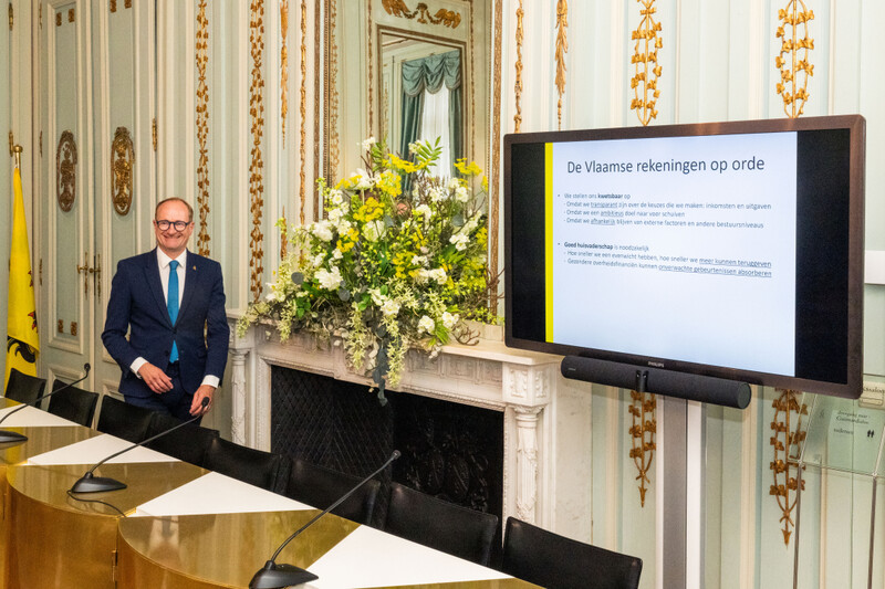Ben Weyts N-VA al lachend tijdens septemberverklaring Vlaamse regering
