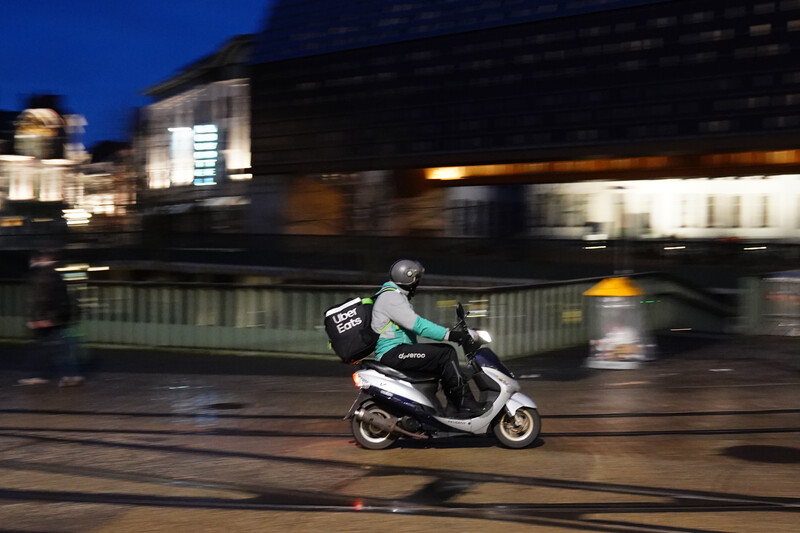 platformwerker Uber eats aan het werk
