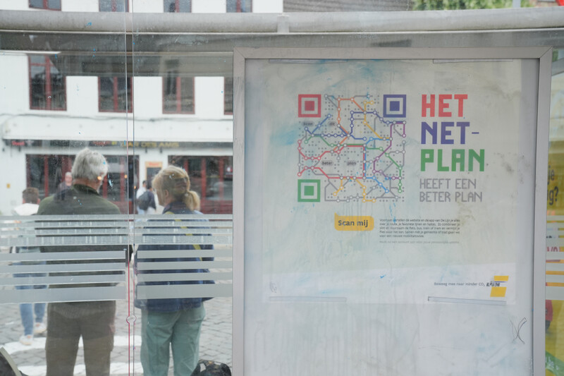 Bushalte met ouder koppel