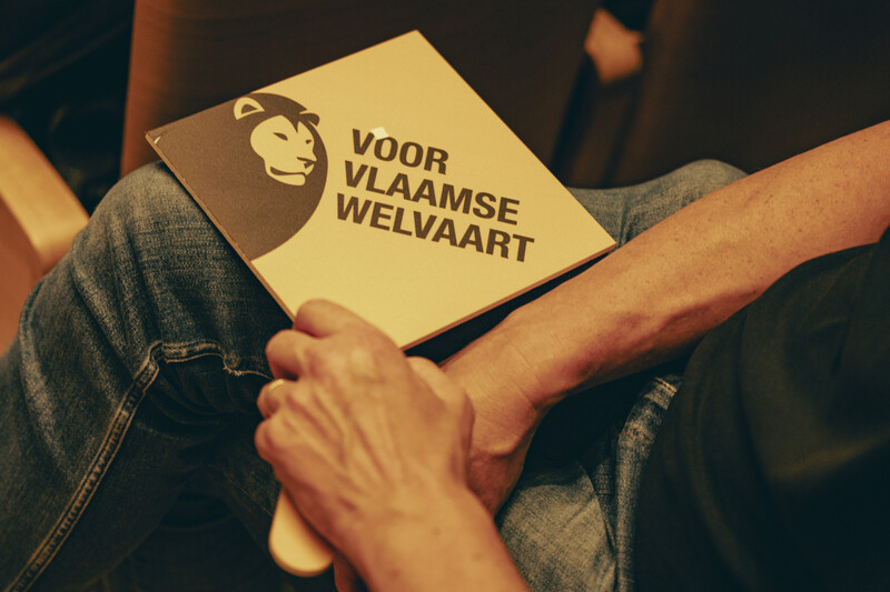 Persoon met bordje Voor Vlaamse Welvaart