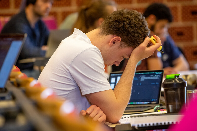 Student met kopzorgen in aula
