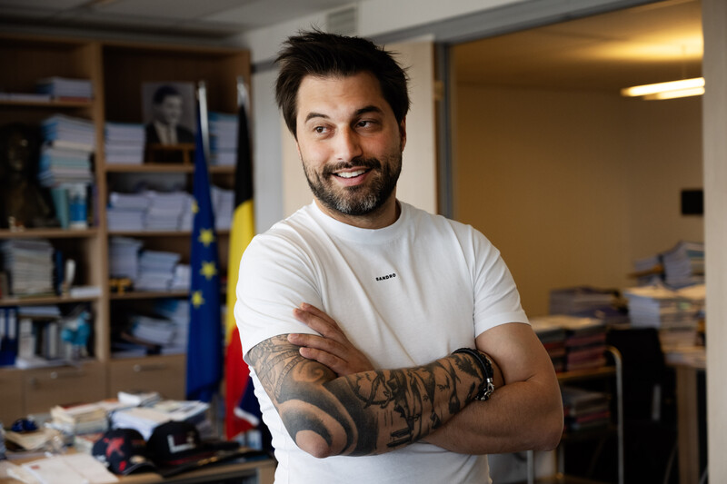 Bouchez in zijn kantoor