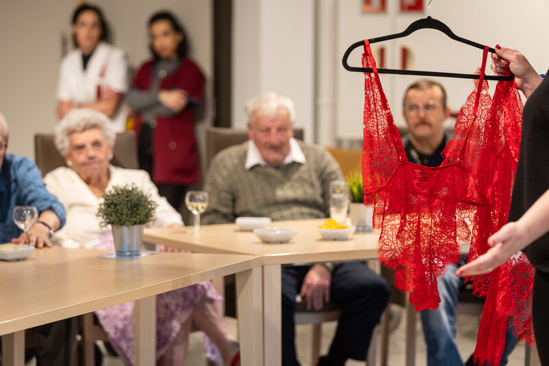 Oudere mensen in een wzc bij een upperdare party