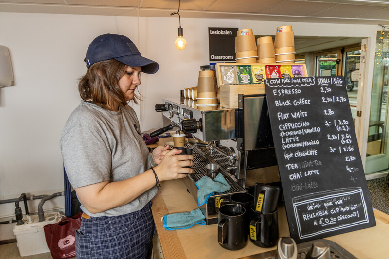 Student werkt in een koffiekraam
