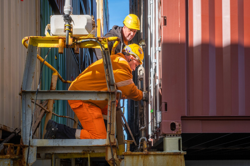 Twee hardwerkende kuipers in de haven van Antwerpen