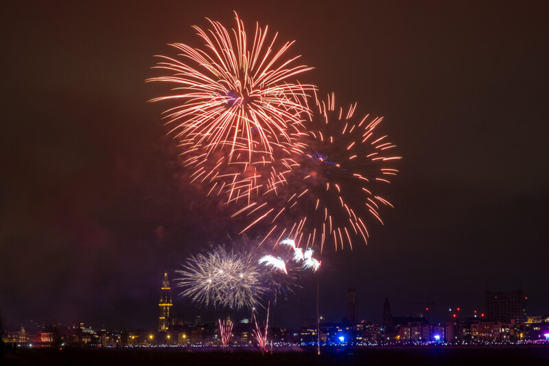 Vuurwerk nieuwjaar boven Antwerpen met kathedraal en skyline op achtergrond