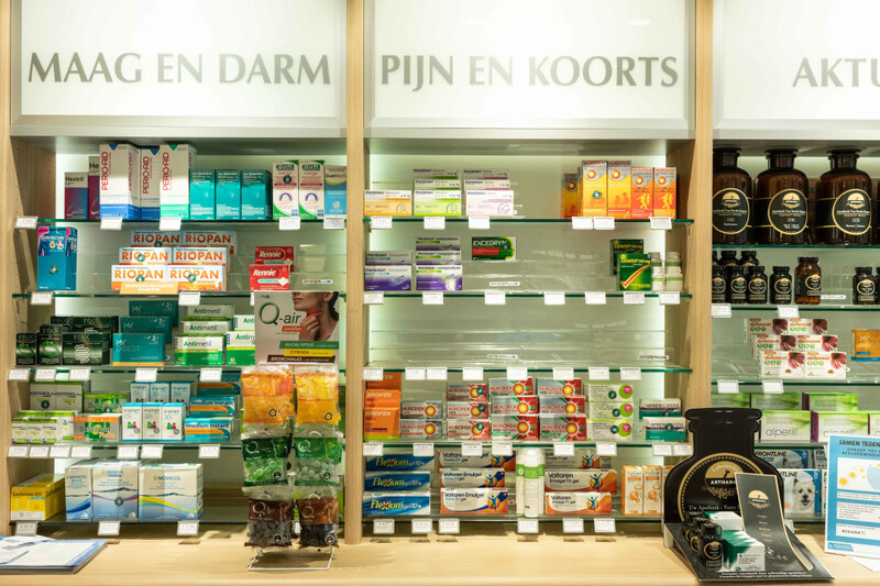 medicatie in het rek van apotheek
