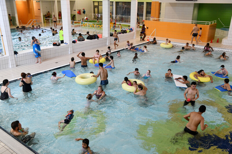 Topdrukte in zwembad van Hoboken