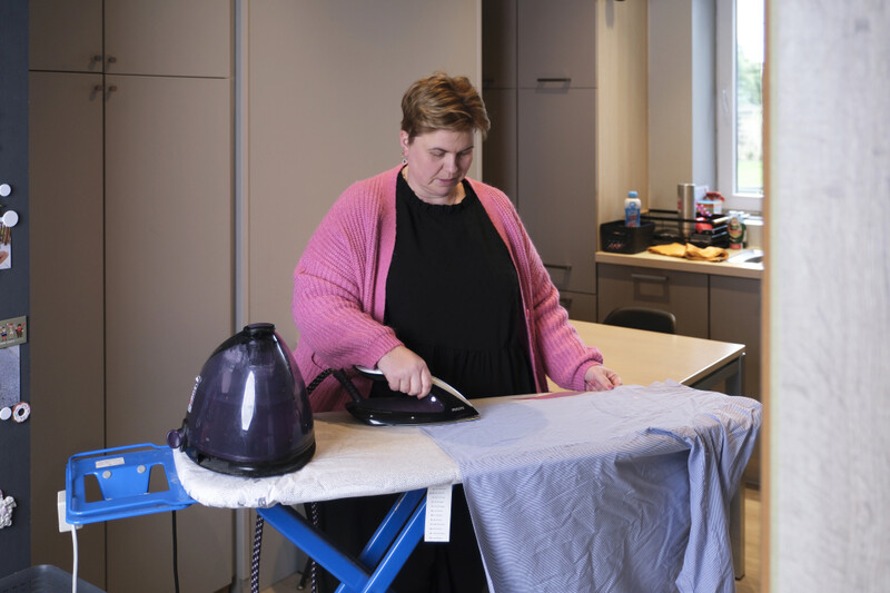 Huishoudhulp aan het strijken