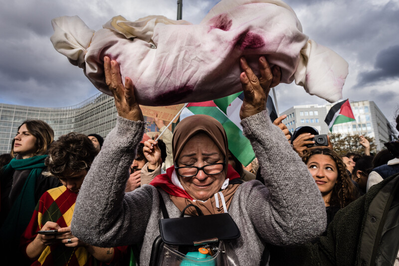 Wenende vrouw tijdens protest tegen oorlog in Gaza