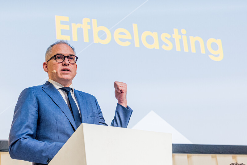 Portret van minister-president Matthias Diependaele voor een slideshow op de achtergrond met in grote letters: erfbelasting