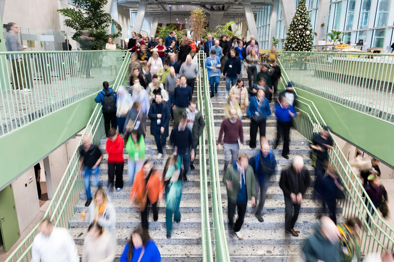 Bedrijvigheid in het Belpairegebouw van de Vlaamse overheid op de trappen