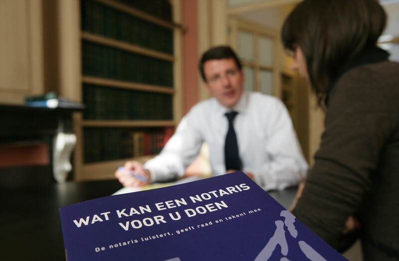 folder van de notartis bij een besperking op het notariaat