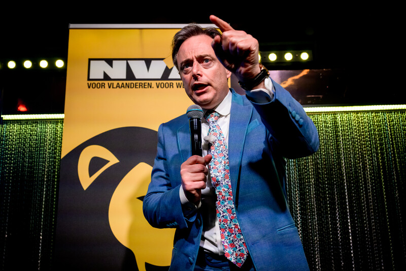 Verkiezingen 2024 Bart De Wever komt aan in de IKON, discotheek in Antwerpen om zijn militanten te groeten