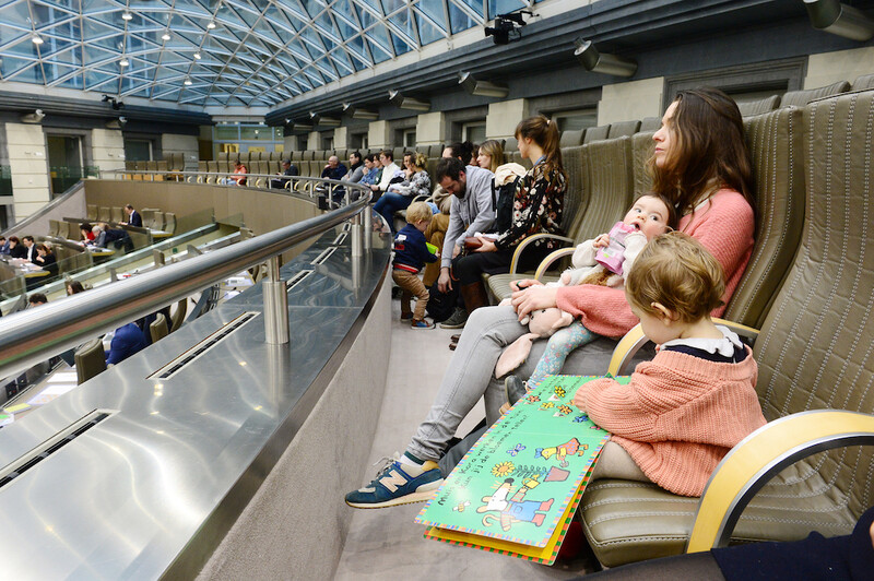 Ouders nemen kinderen mee naar Vlaams parlement