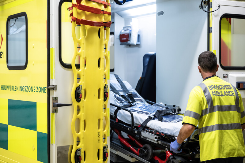man bij ziekenwagen