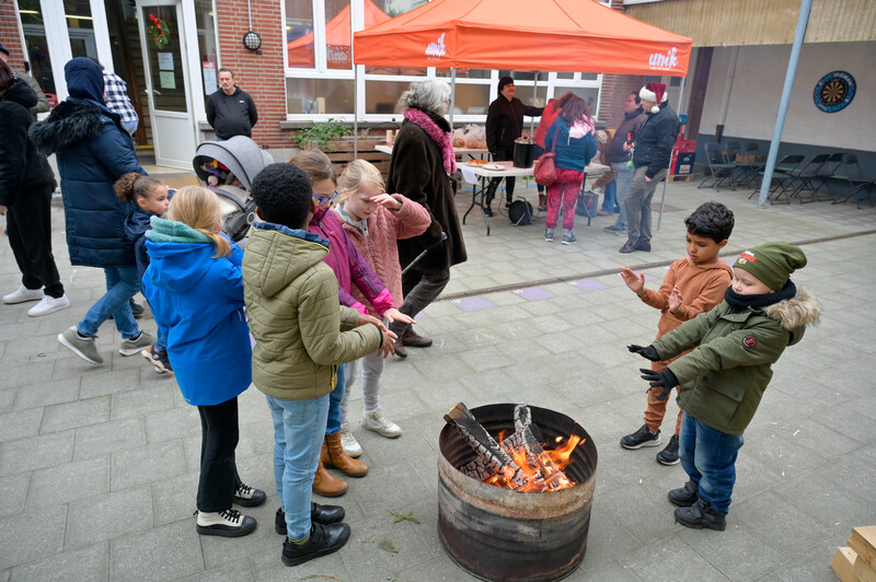 kinderen bij vuurkorf