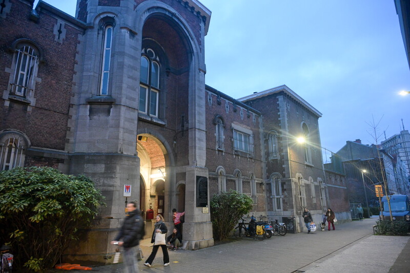 buitengevel van gevangenis Antwerpen mensen lopen voorbij
