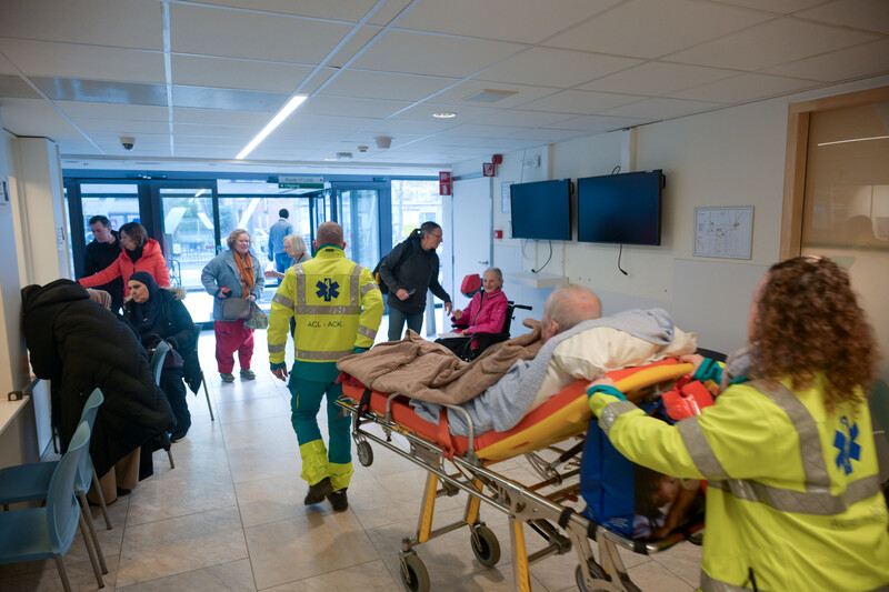drukte in inkomhal van ziekenhuis