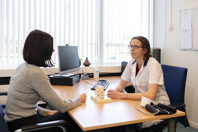 dokter en patiënt in spreekkamer