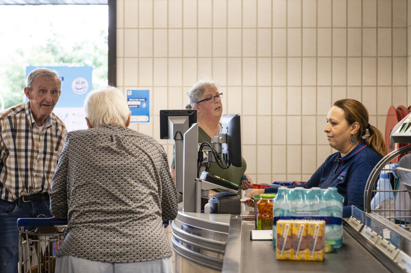 Gepensioneerden aan kassa van discountsupermarkt Aldi