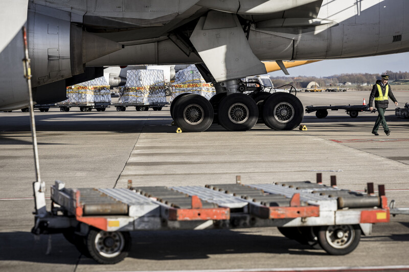 Wapens klaar voor transport op tarmac op luchthaven van Luik