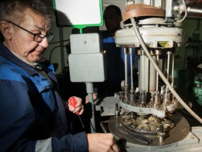 Arbeider bedient machine