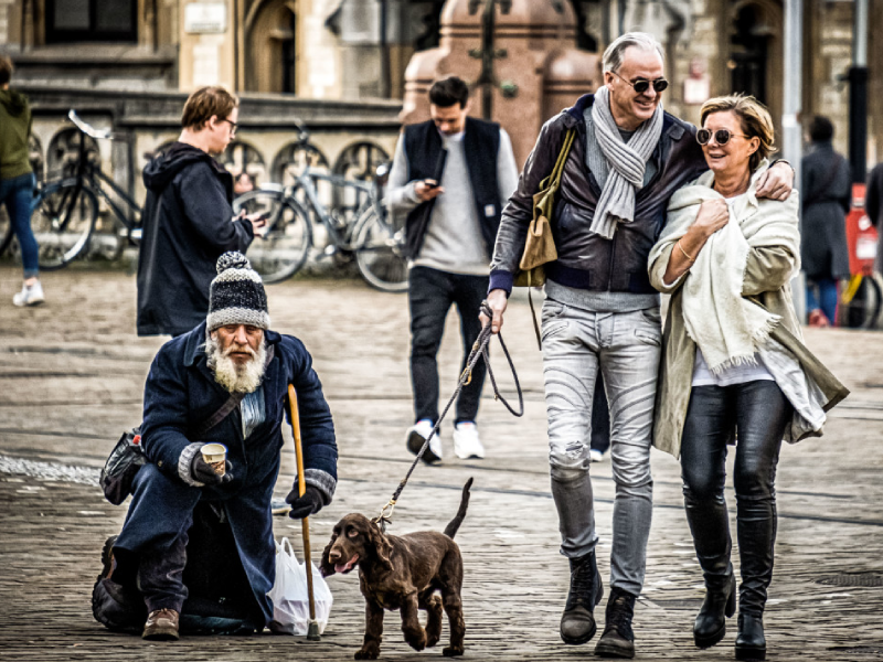 Oude man wil met hond spelen van voorbijlopend koppel