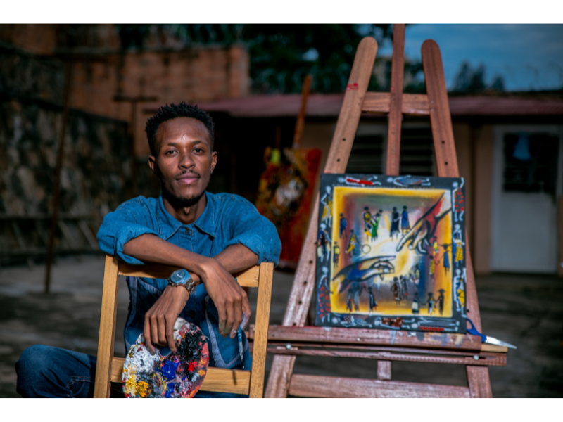 Man staat naast zijn schilderij