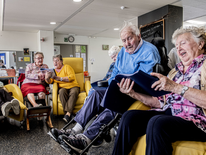 Zingende bejaarden in een woonzorgcentrum