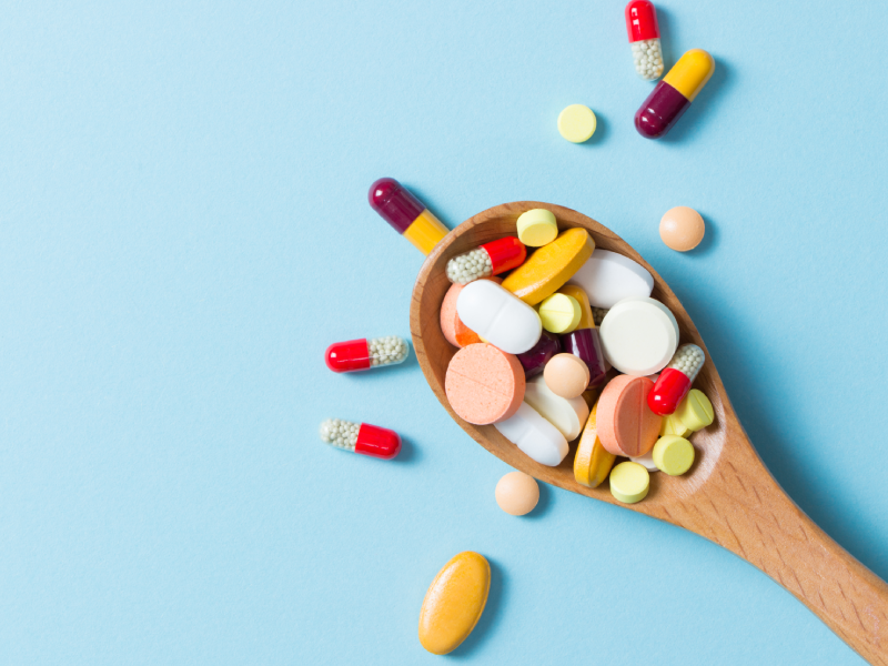 Lepel met daarin geneesmiddelen in de vorm van een pil