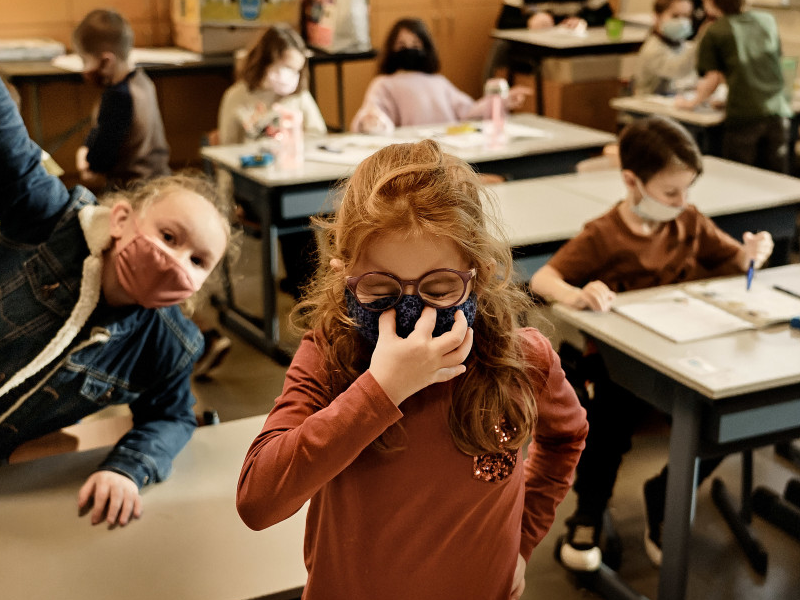 Leerlinge met mondmasker