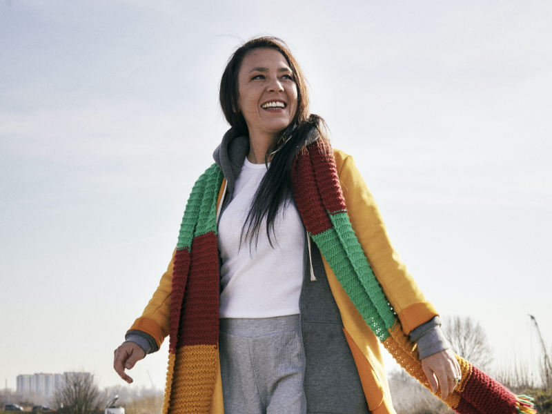 Slongs al lachend aan het wandelen