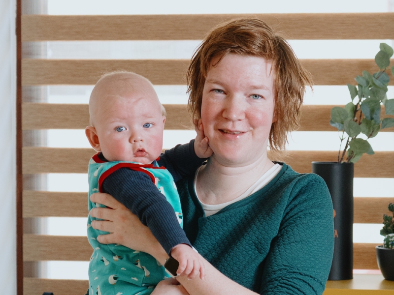 Moeder met baby op arm