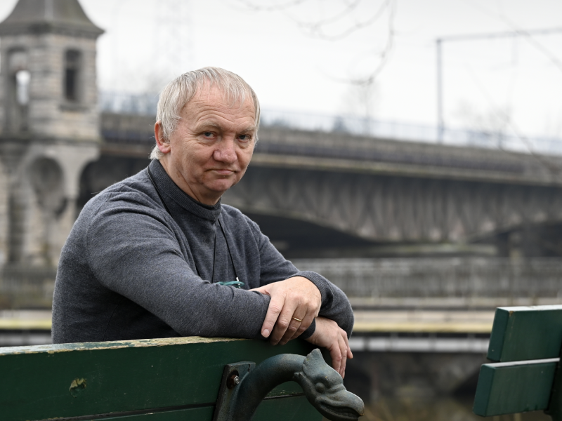 Jos Wouters op een bankje