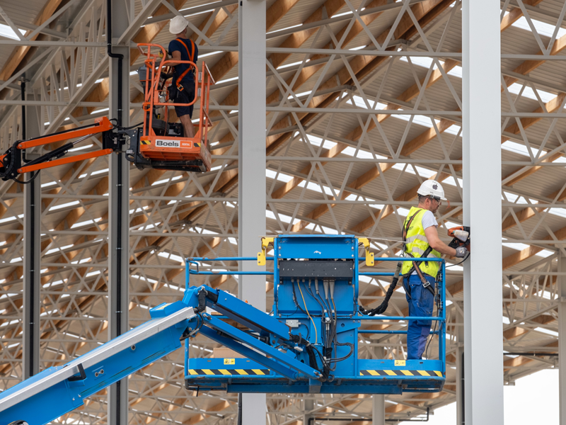 Twee mannen op hoogtewerkers
