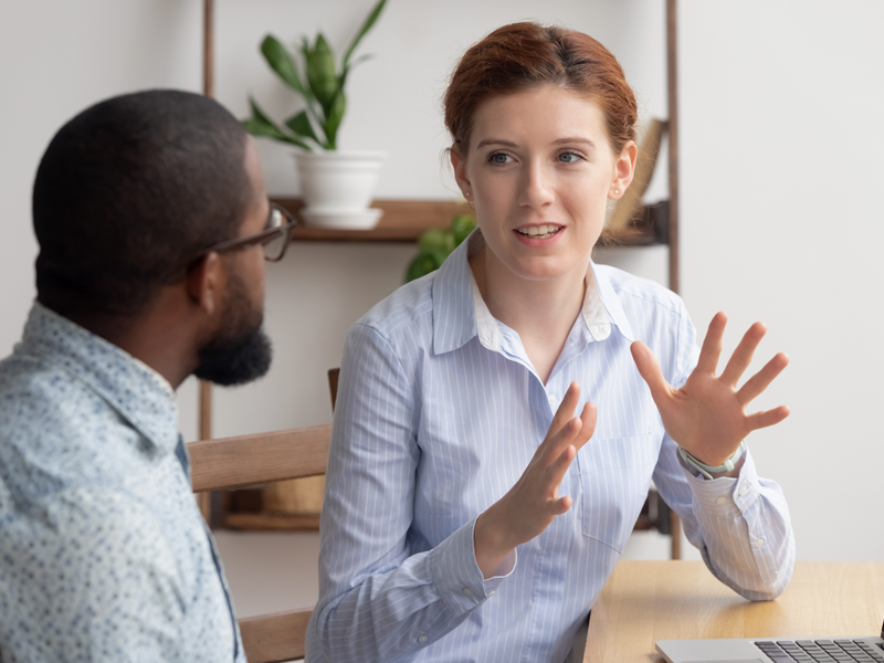 Vrouw legt iets uit aan man