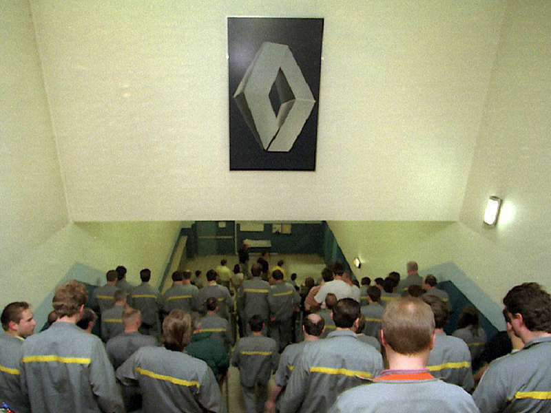 Werknemers van Renault die de trappen afstappen