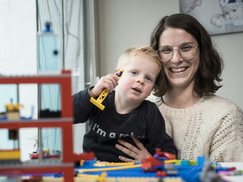 Mama speelt met zoontje