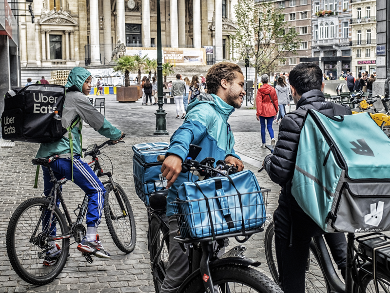Maaltijdbezorgers wachten aan restaurant