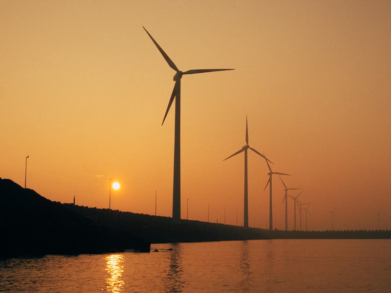 Windmolen op zeedijk Zeebrugge