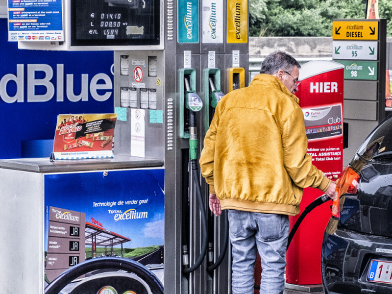 Man tankt benzine in zijn wagen