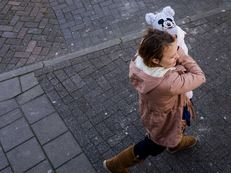 Moeder en dochter komen aan in opvangcentrum voor Oekraïense vluchtelingen