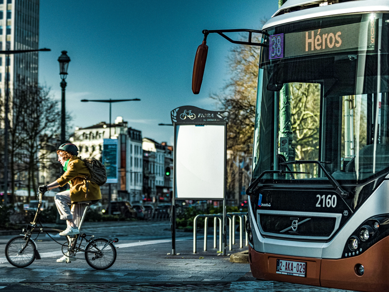 Fietser en bus van de MIVB