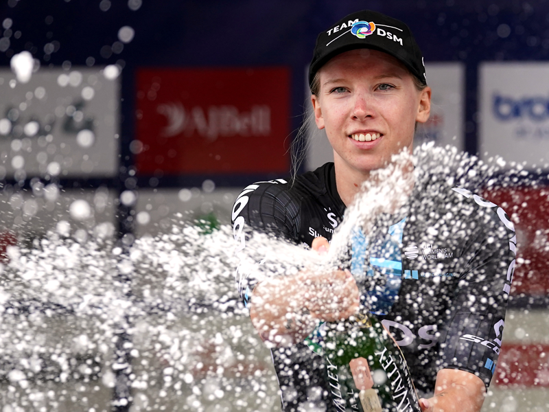 Lorena Wiebes aan het vieren op podium