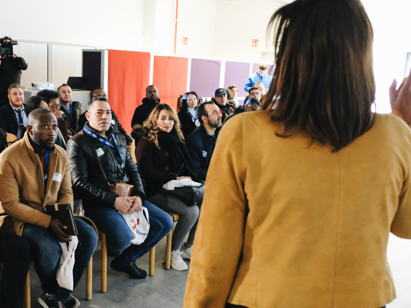 Terug-naar-werk-coördinator legt enkele zaken uit aan klas