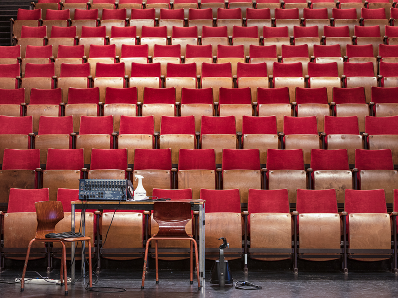 Een lege theaterzaal