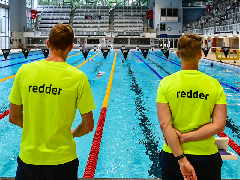 Twee jobstudenten die redder zijn in een zwembad